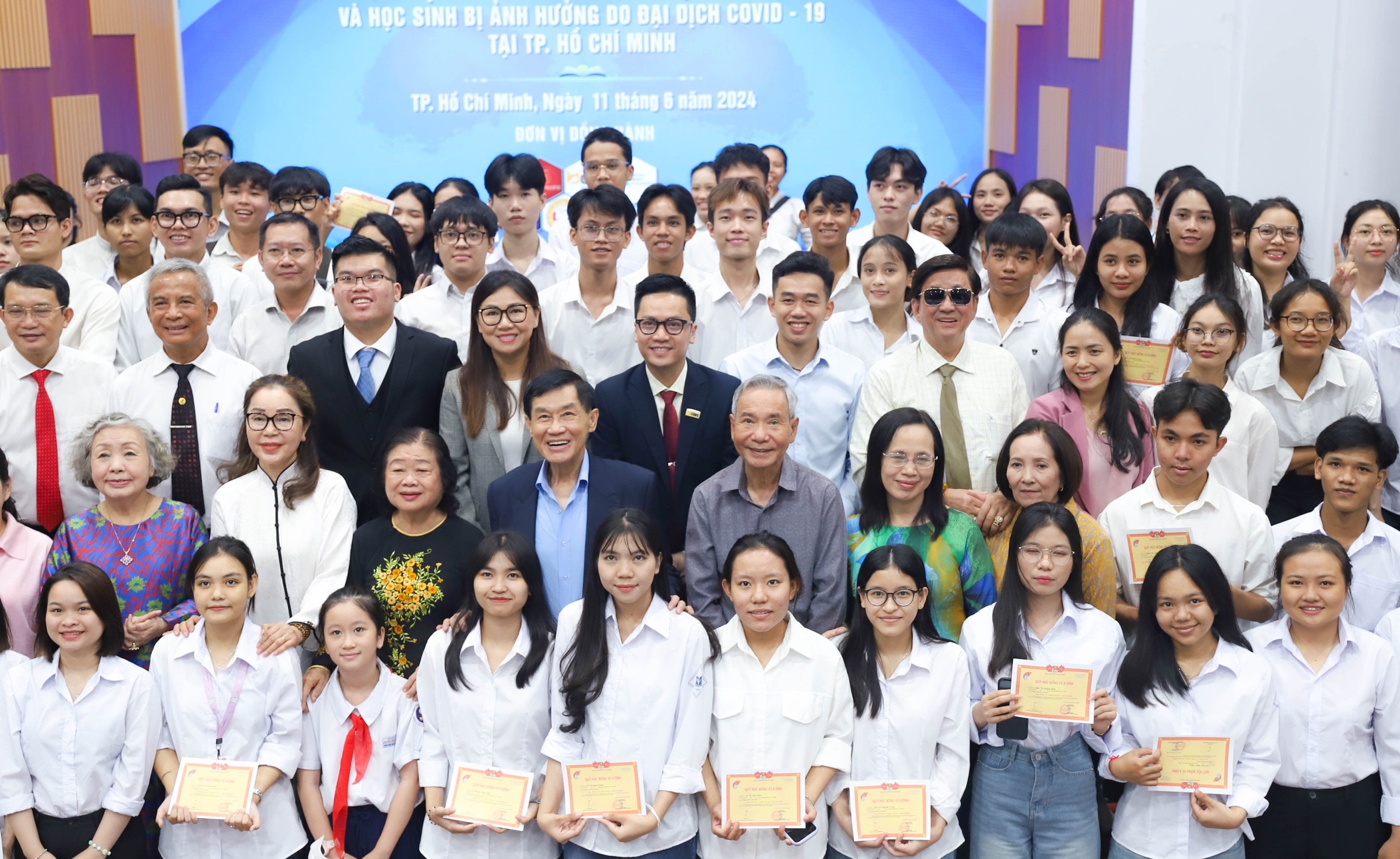 Ông Johnathan Hạnh Nguyễn trao học bổng trị giá 3,6 tỷ đồng cho học sinh, sinh viên vượt khó